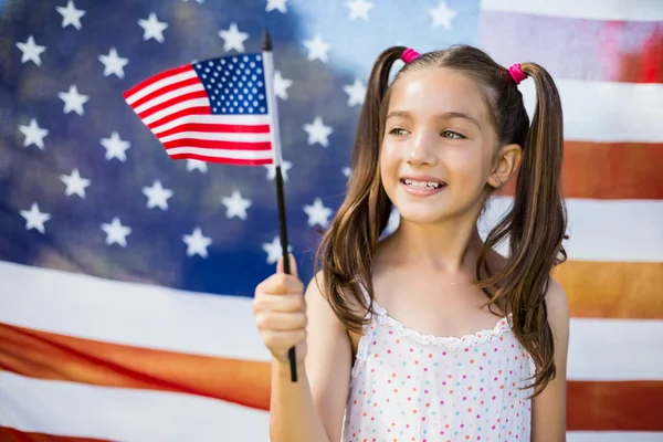 Genç kız holding Amerikan bayrağı - Stok İmaj
