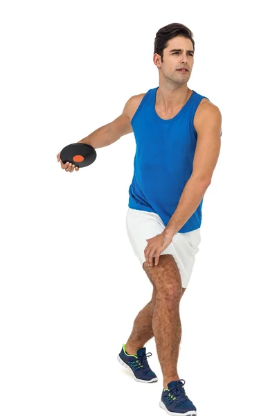 Мужчина спортсмен, играющий в метание диска на белом фоне — стоковое фото