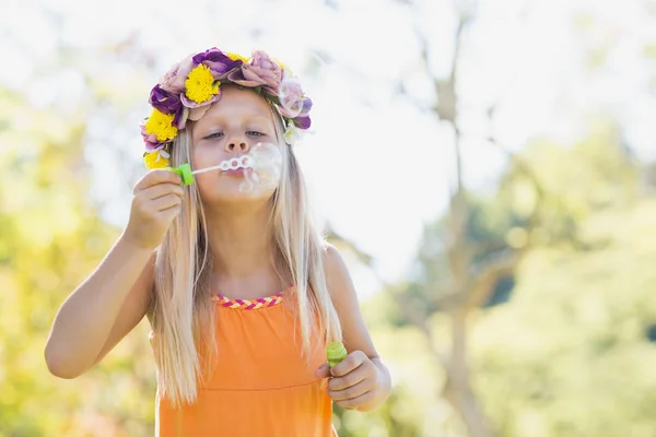 Jong meisje blaast bellen via bubble wand — Stockfoto