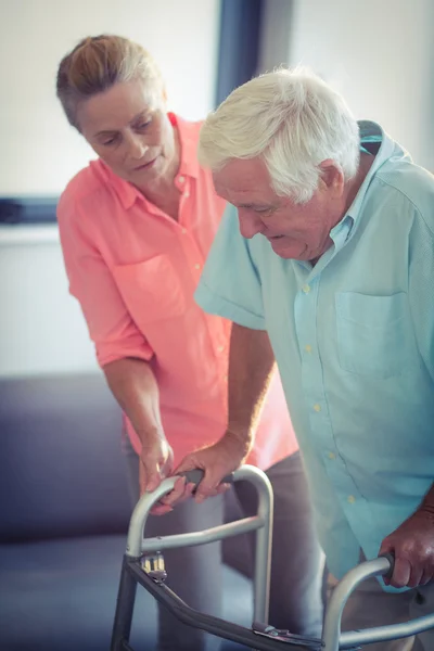 Senior woman helping senior man — Stock Photo, Image