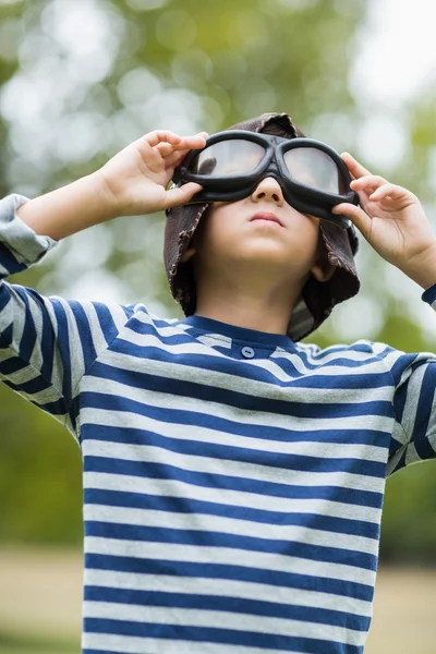 Ragazzo che finge di essere un pilota di aviazione — Foto Stock