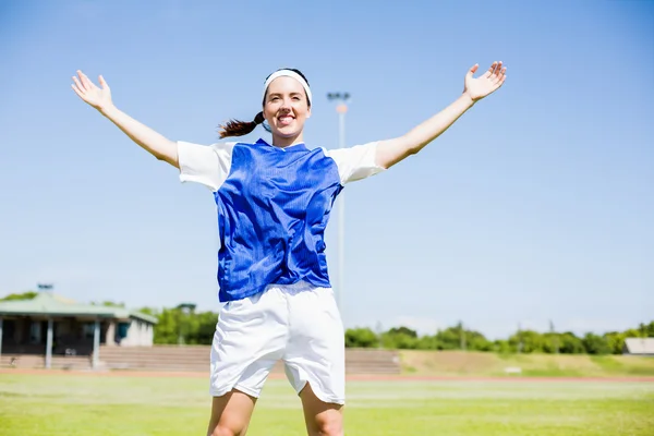 Glada fotbollspelare poserar efter seger — Stockfoto