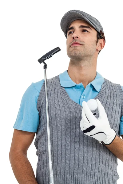 Joueur de golf debout avec balle de golf et club de golf — Photo