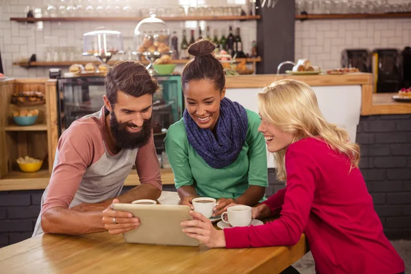 Vrienden met behulp van een Tablet PC — Stockfoto