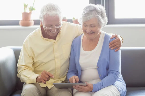 Senior para przy użyciu tabletu — Zdjęcie stockowe