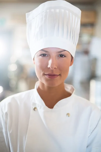 Chef femenino seguro en la cocina — Foto de Stock