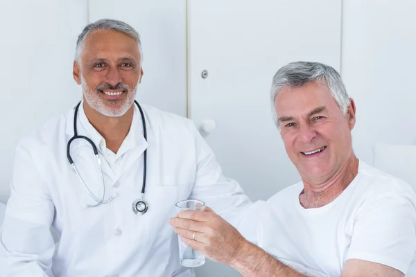 Porträt eines glücklichen männlichen Arztes und älteren Mannes — Stockfoto
