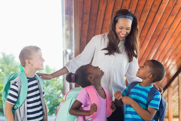Teacher and kids talking with each other — Stock Photo, Image