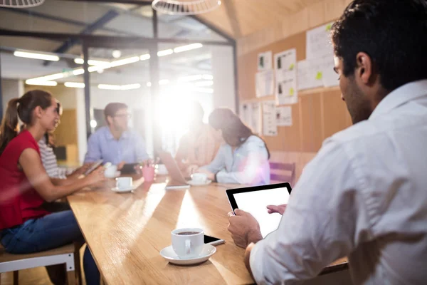 Gelegenheitskolleginnen beim Meeting — Stockfoto