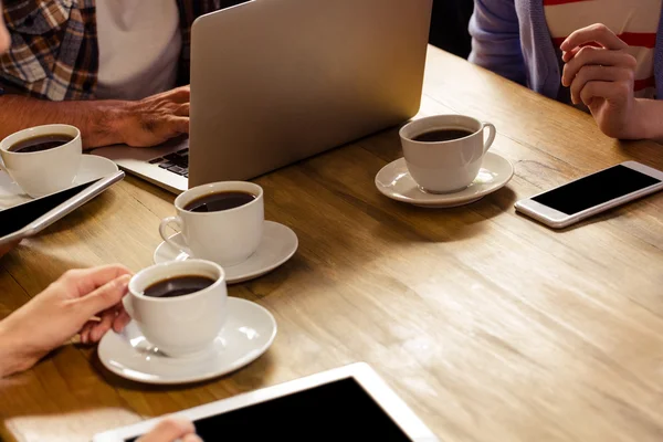 Centrarse en el ordenador portátil con café — Foto de Stock