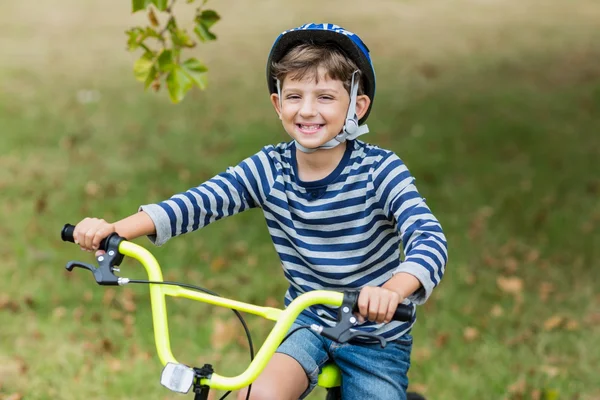 Lächelnder Junge auf dem Fahrrad — Stockfoto