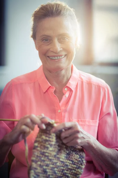 Portrait femme âgée tricot laine — Photo