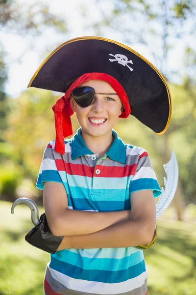Pojke som låtsas vara pirat — Stockfoto