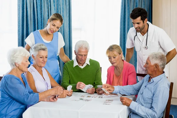 Senioren spielen Karten — Stockfoto