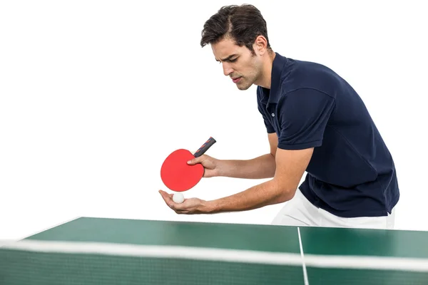 Atleta masculino seguro jugando al tenis de mesa — Foto de Stock