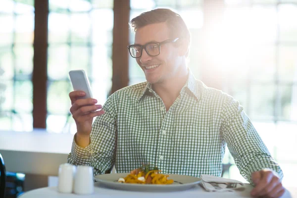 Man met telefoon met lunch — Stockfoto