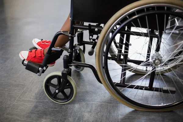 Jongen zit op rolstoel — Stockfoto