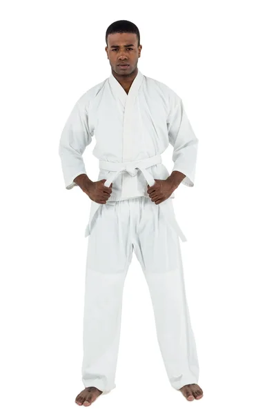 Combattente che esegue karate posizione — Foto Stock