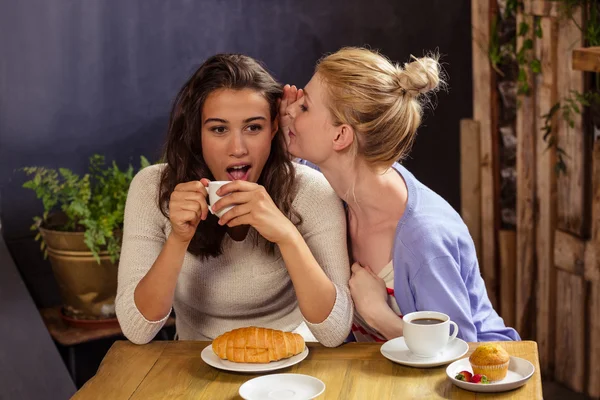 Femme révélant un secret à son ami — Photo