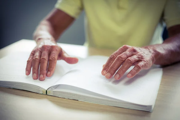 Vezető vak ember egy braille-könyv olvasó — Stock Fotó