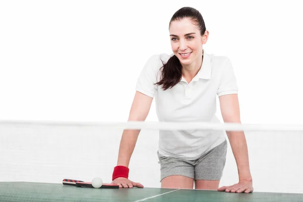 Atleta feminina jogando ping pong — Fotografia de Stock