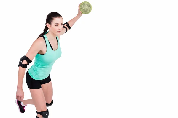 Atleta femenina con coderas lanzando balonmano —  Fotos de Stock