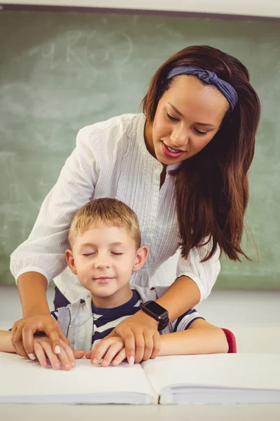 Lehrer hilft einem Jungen bei den Hausaufgaben — Stockfoto