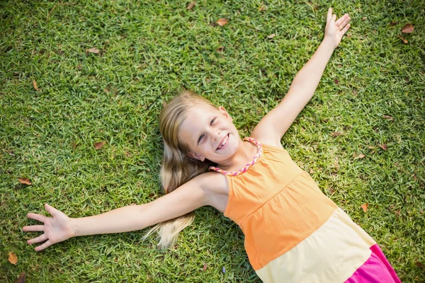 Jong meisje liggen op gras — Stockfoto