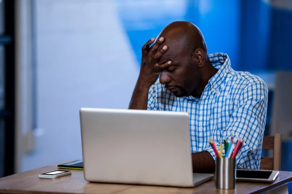 Annoyed businessman front of laptop — Stock Photo, Image