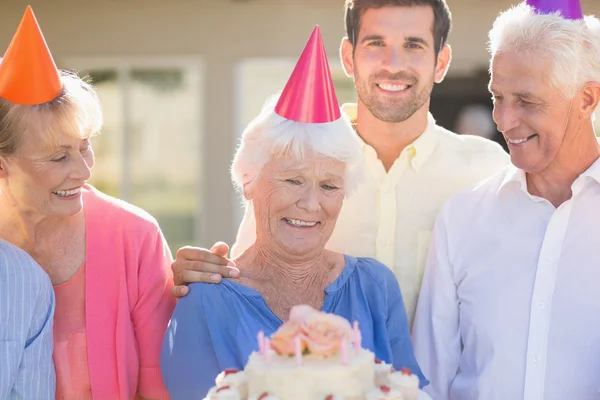 Enfermeira e idosos comemorando um aniversário — Fotografia de Stock