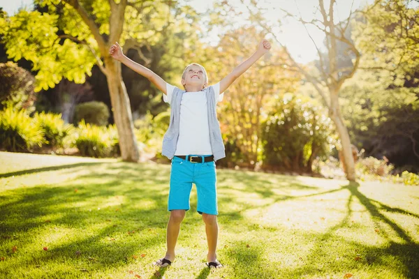 Jeune garçon excité dans le parc — Photo