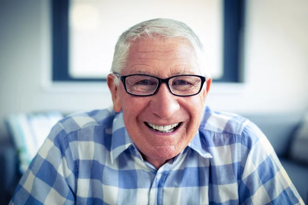 Porträtt av äldre man leende — Stockfoto