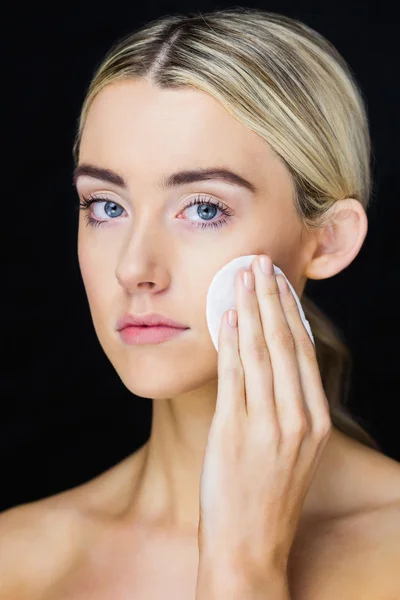 Beautiful woman putting makeup — Stock Photo, Image