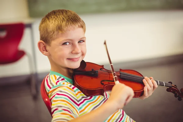 Schooljongen spelen viool in de klas — Stockfoto