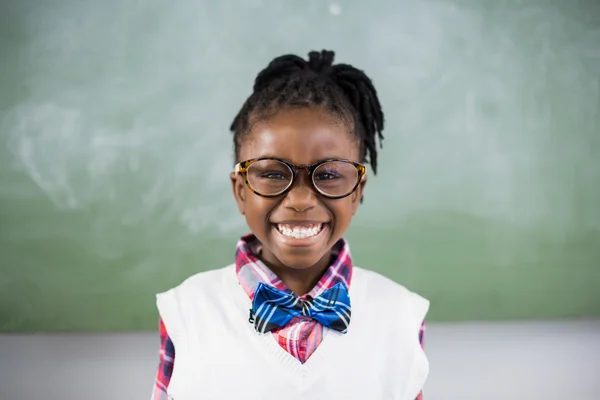 Schoolmeisje glimlachend in de klas — Stockfoto