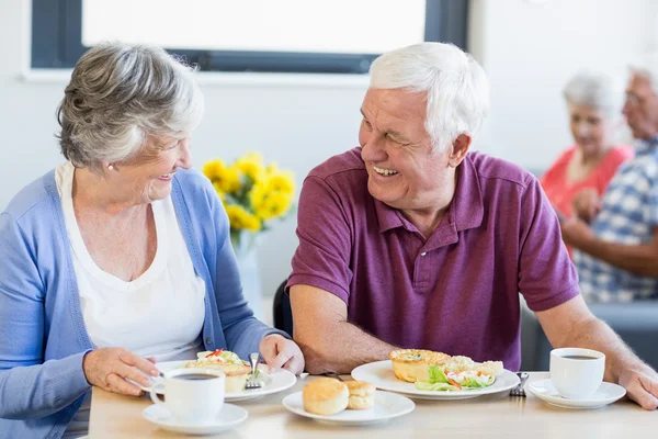 Seniorenpaar beim gemeinsamen Mittagessen — Stockfoto