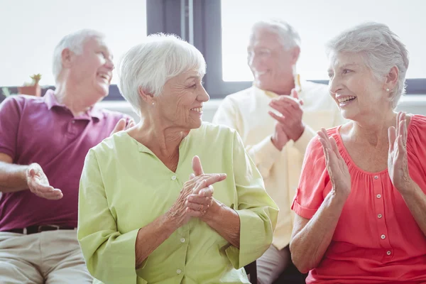 Senioren klatschen Hände — Stockfoto