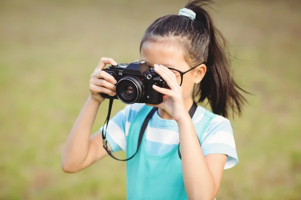 Chica clic fotografía de la cámara — Foto de Stock