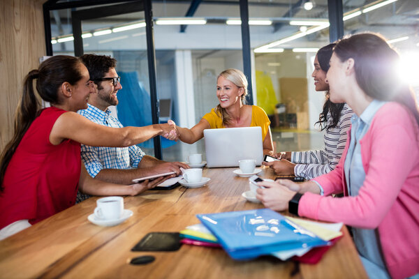 Casual business team dando stretta di mano — Foto Stock