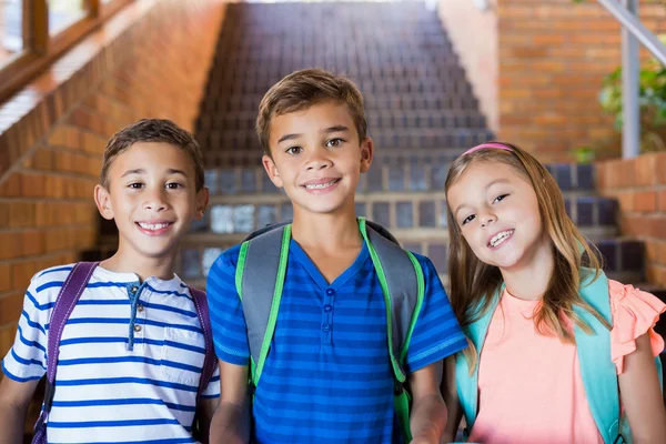 Les écoliers debout ensemble sur l'escalier — Photo