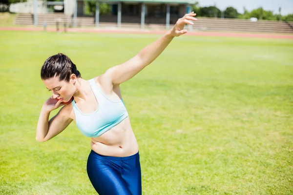 Mujer atleta preparándose para lanzar tiro poner pelota — Foto de Stock