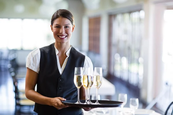 Kelnerka, trzymając tacę — Zdjęcie stockowe