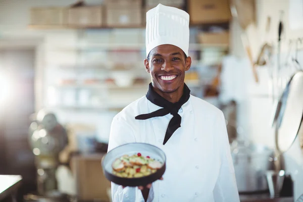 Chef cuisinier présentant la salade — Photo