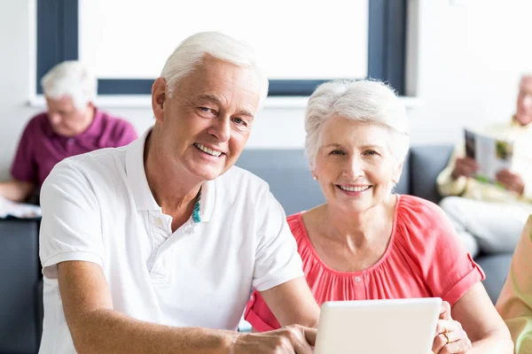 Senioren met behulp van een tablet — Stockfoto