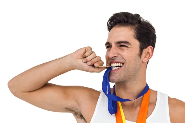 Спортсмен позирует с золотыми медалями на шее — стоковое фото