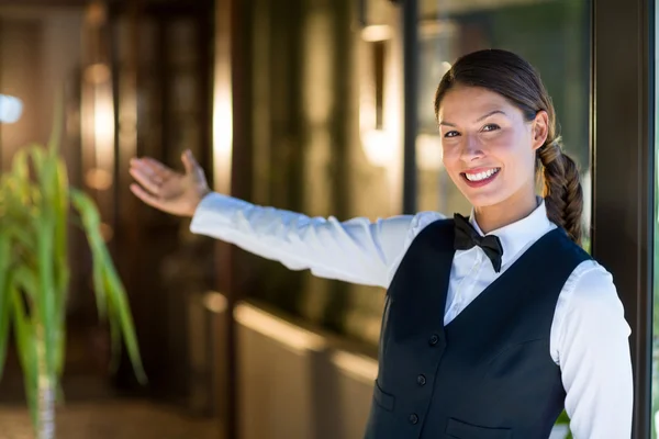 Smiling waitress welcoming — Stock Photo, Image