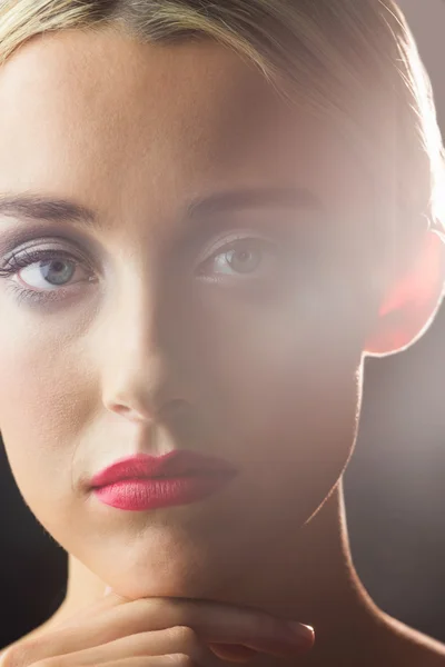 Woman posing for camera — Stock Photo, Image