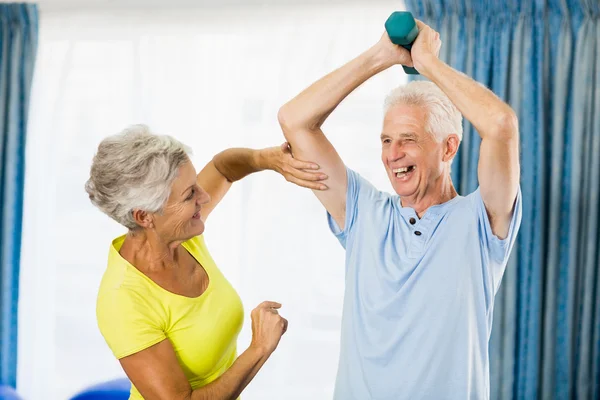 Donna anziana che sente muscoli di uomo — Foto Stock