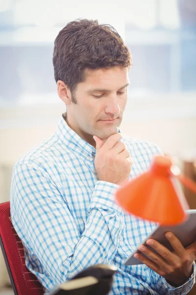 Pensativo hombre de negocios usando su tableta — Foto de Stock