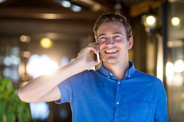 Uomo che parla al telefono — Foto Stock